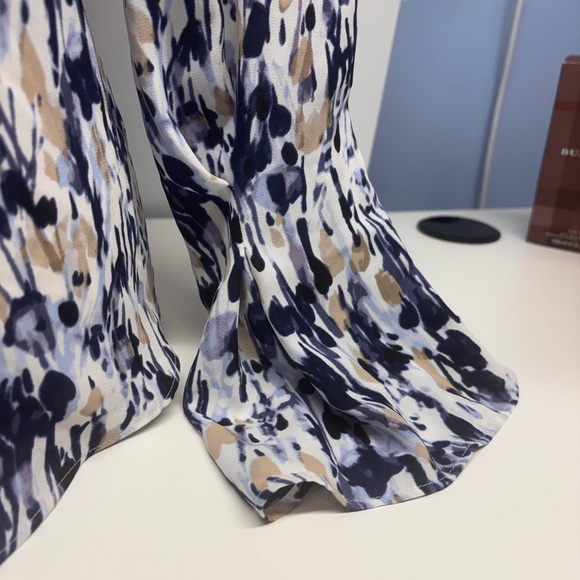 NWOT Patterned Women's Top Summer Light Blouse Signature Bell Sleeves - Picture 5 of 12